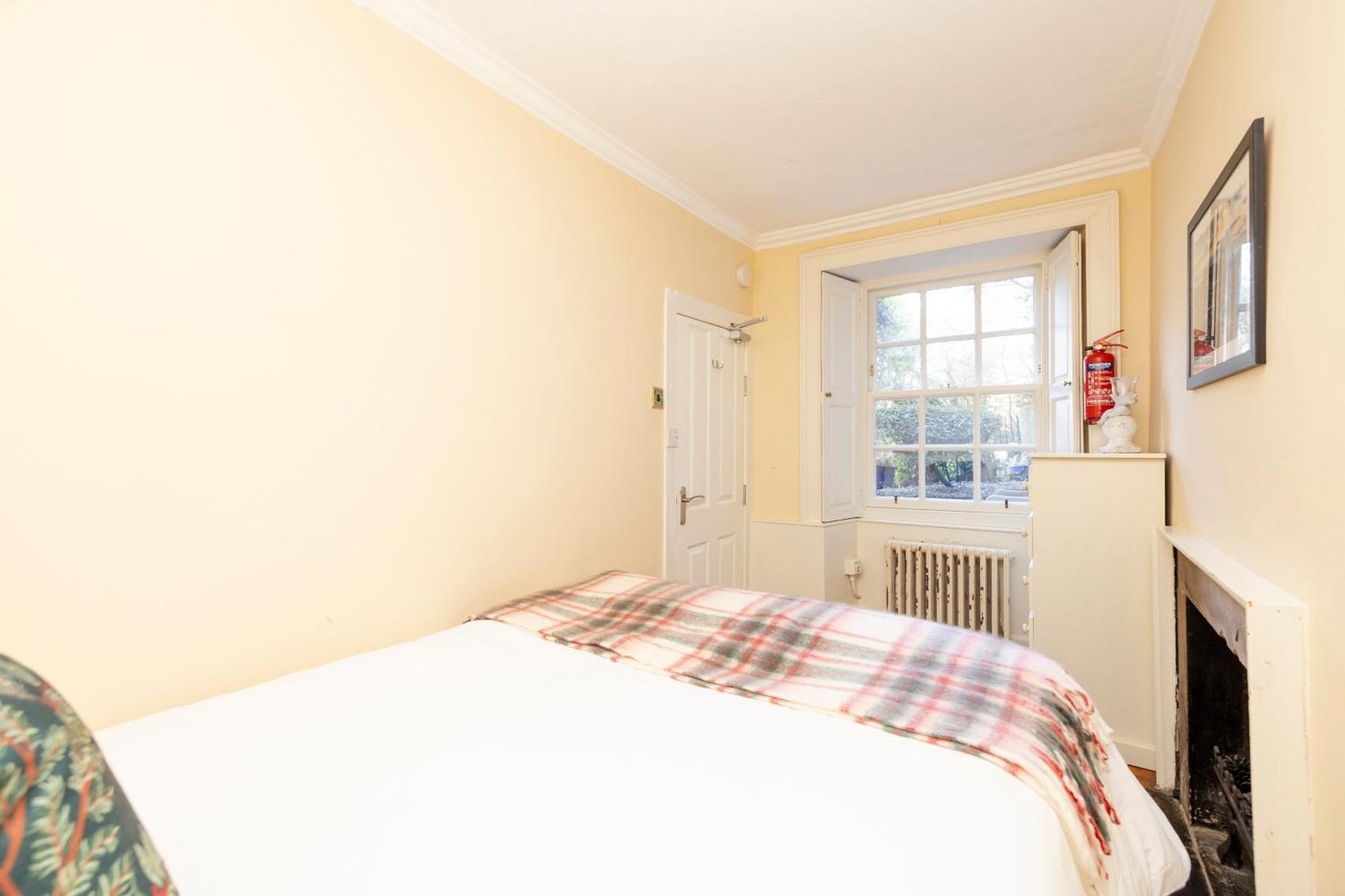 Joivy Beautiful Apartment, Private Garden, Calton Hill Единбург Екстериор снимка