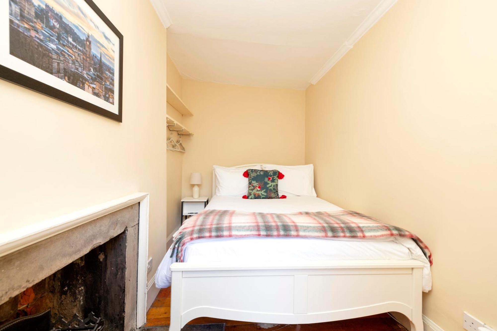 Joivy Beautiful Apartment, Private Garden, Calton Hill Единбург Екстериор снимка