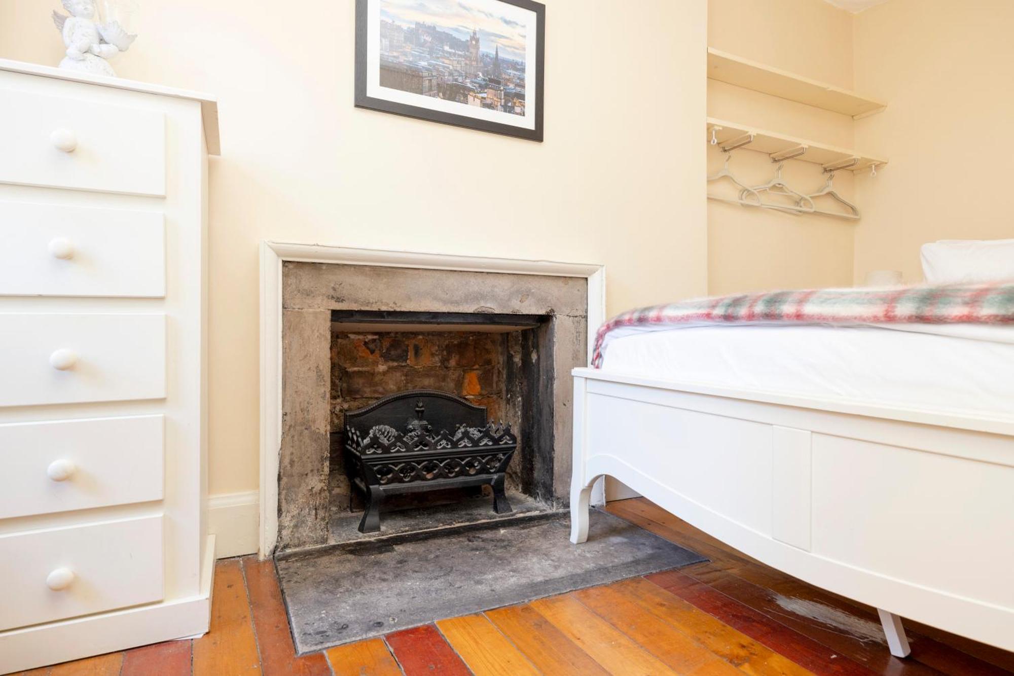 Joivy Beautiful Apartment, Private Garden, Calton Hill Единбург Екстериор снимка