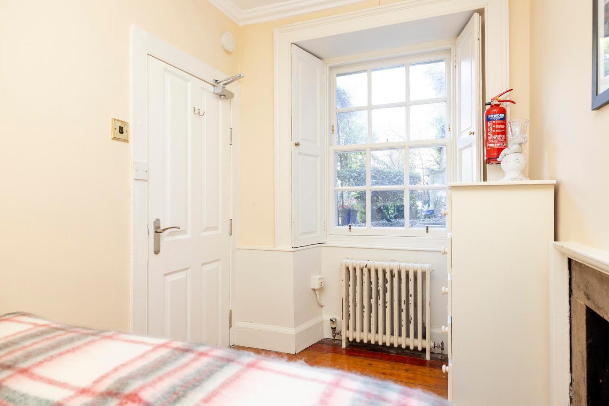 Joivy Beautiful Apartment, Private Garden, Calton Hill Единбург Екстериор снимка