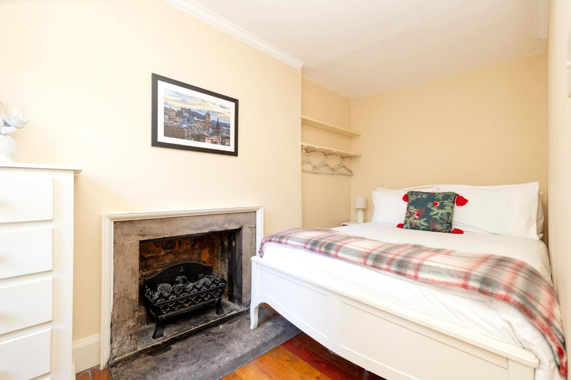 Joivy Beautiful Apartment, Private Garden, Calton Hill Единбург Екстериор снимка