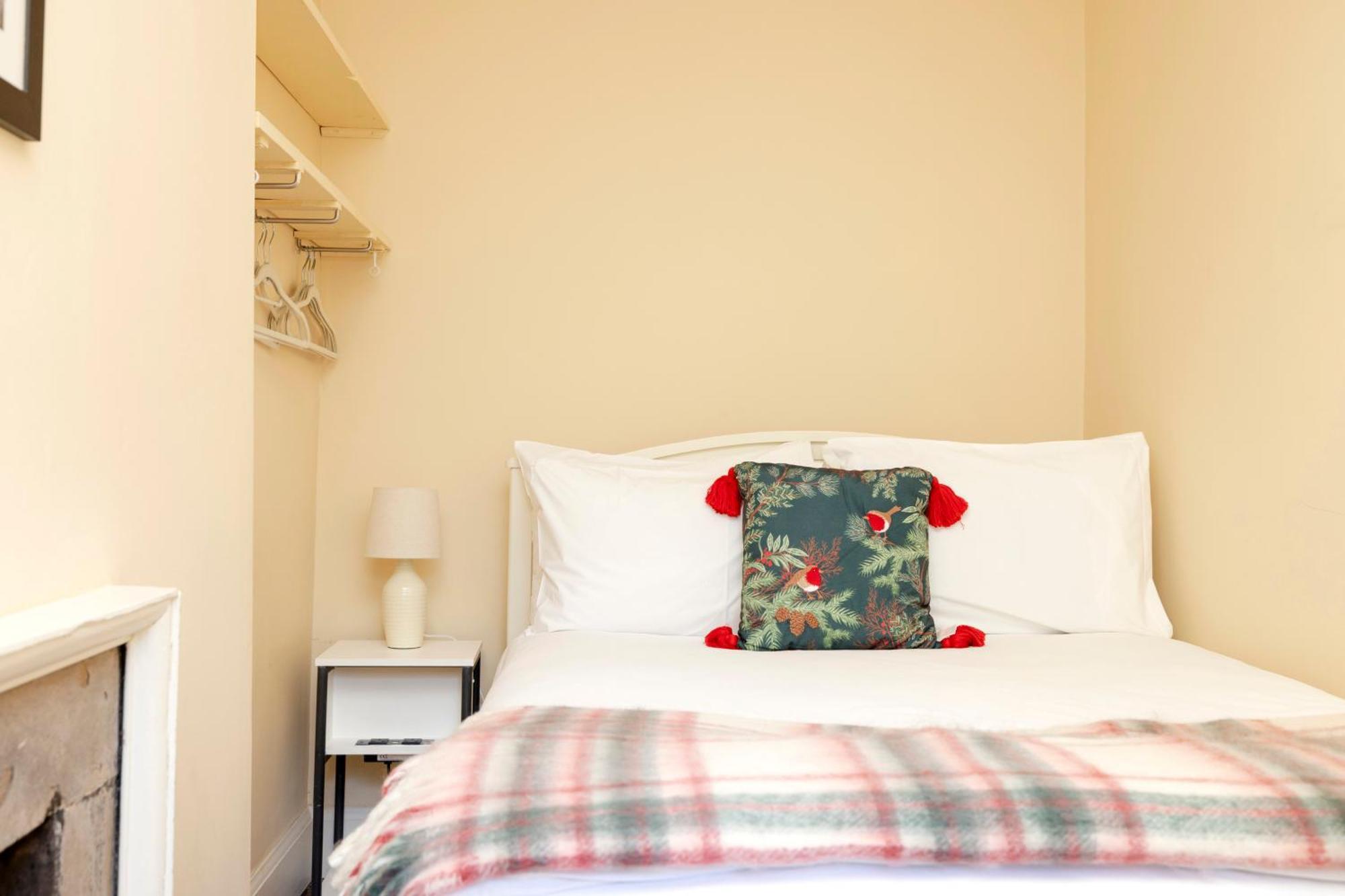 Joivy Beautiful Apartment, Private Garden, Calton Hill Единбург Екстериор снимка