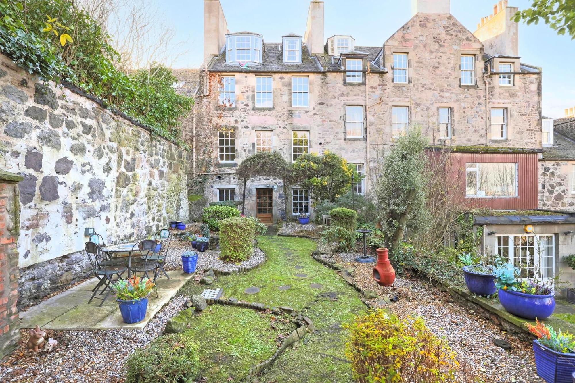 Joivy Beautiful Apartment, Private Garden, Calton Hill Единбург Екстериор снимка