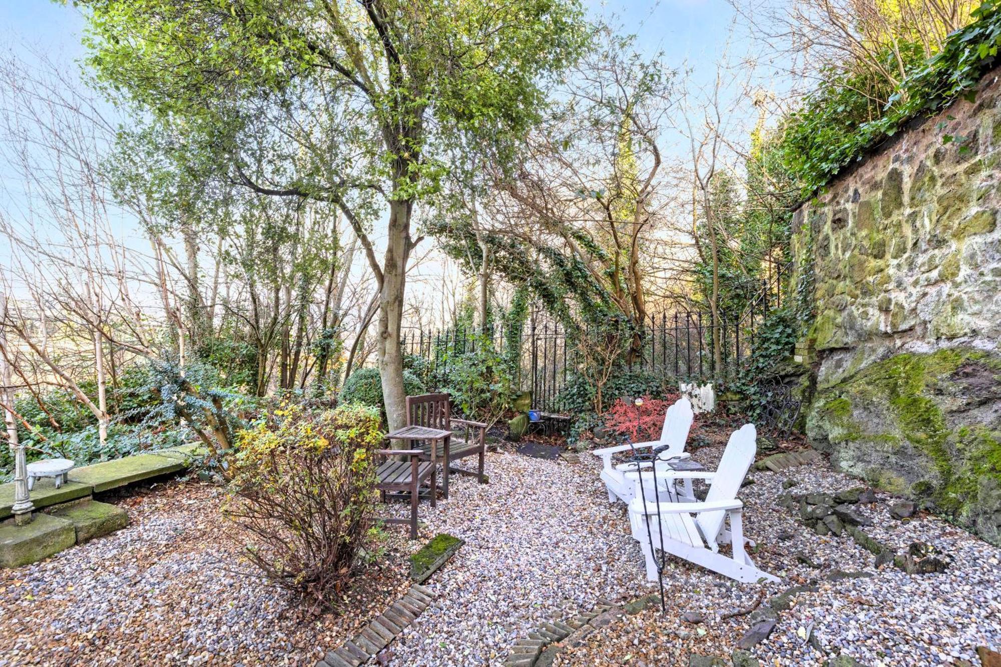 Joivy Beautiful Apartment, Private Garden, Calton Hill Единбург Екстериор снимка