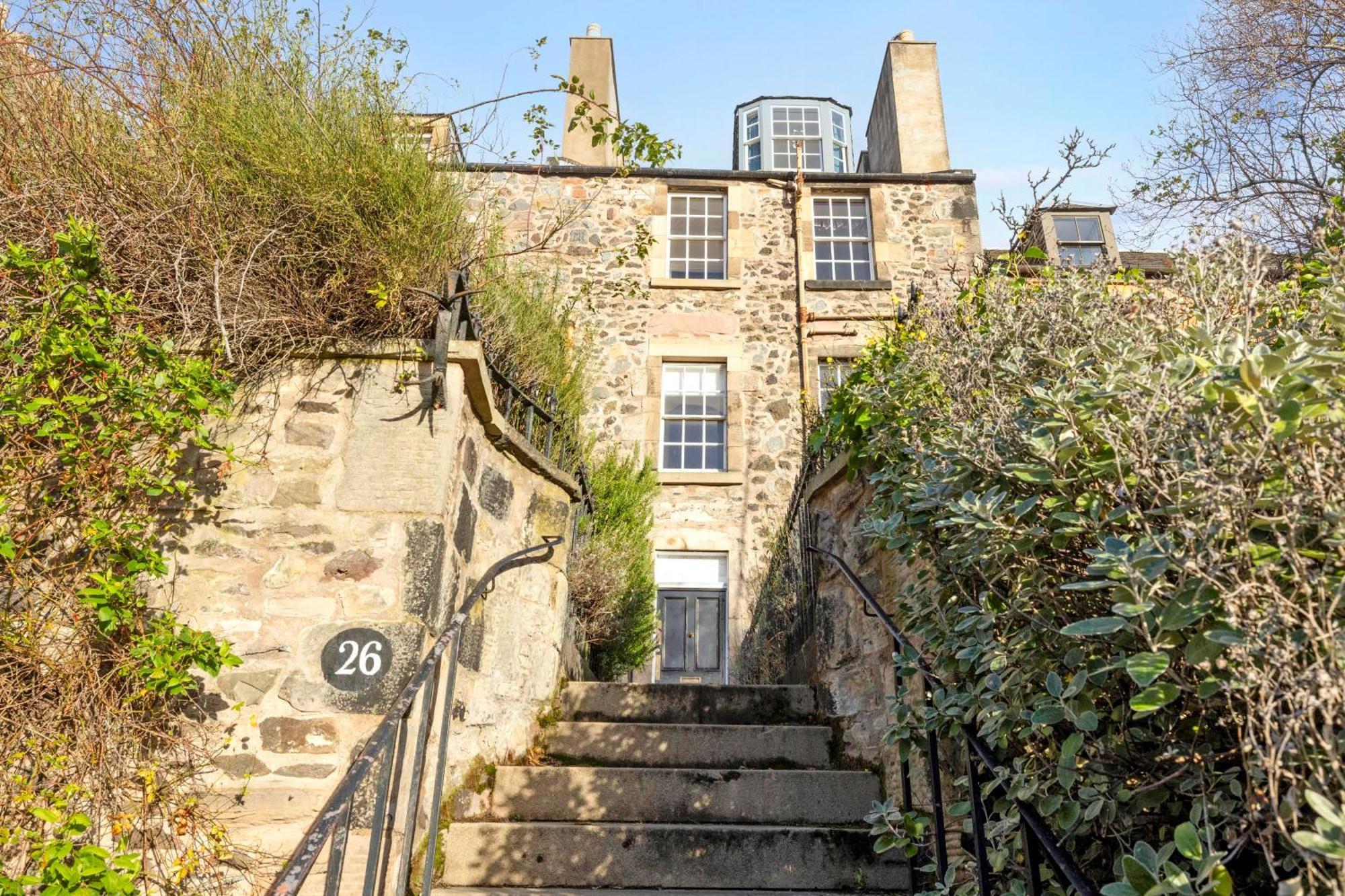 Joivy Beautiful Apartment, Private Garden, Calton Hill Единбург Екстериор снимка