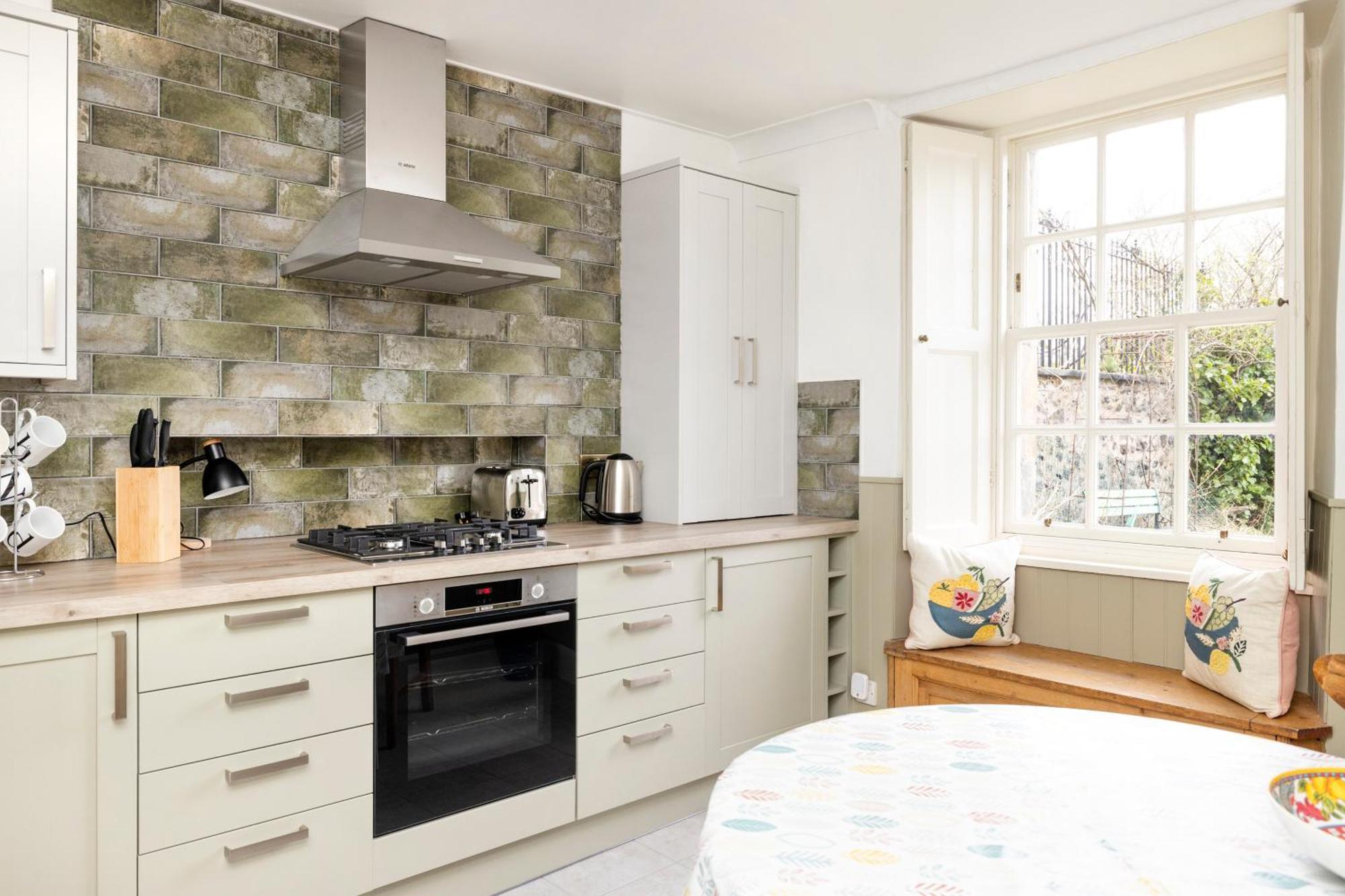Joivy Beautiful Apartment, Private Garden, Calton Hill Единбург Екстериор снимка