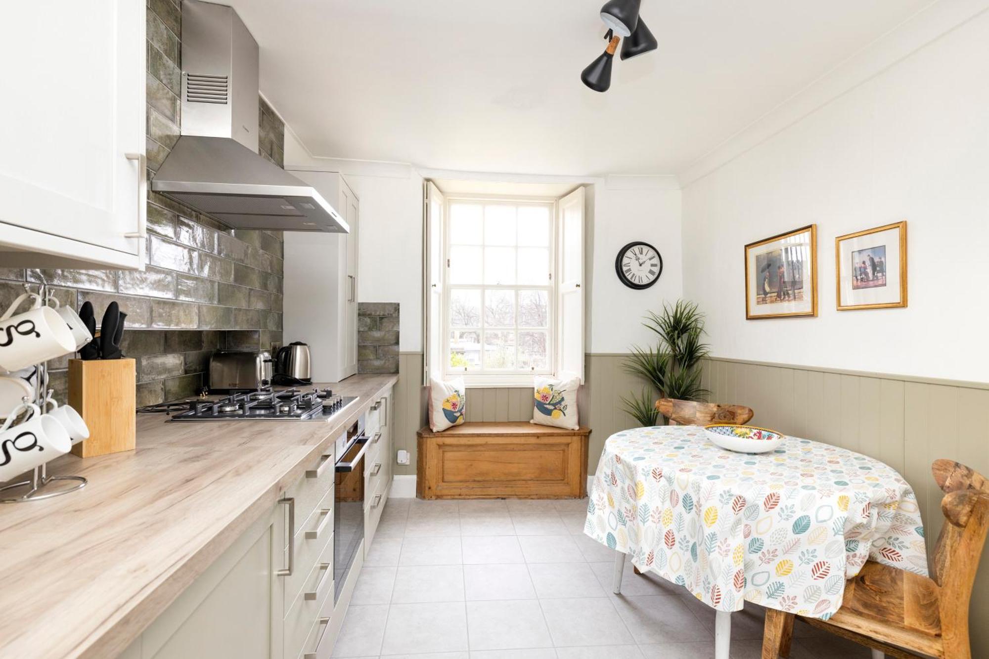 Joivy Beautiful Apartment, Private Garden, Calton Hill Единбург Екстериор снимка